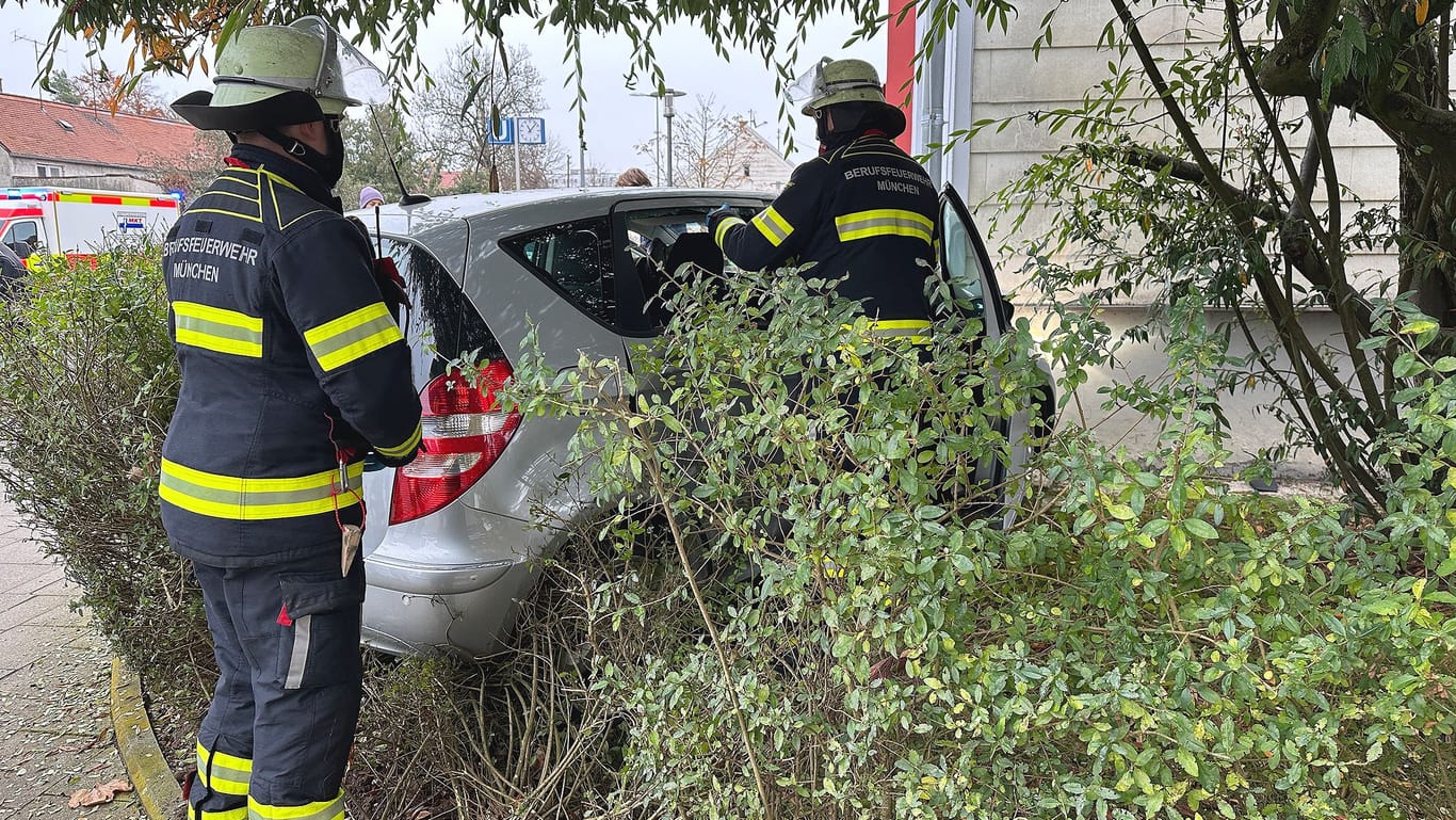 Die Münchner Feuerwehr fand den Wagen einer 82-Jährigen an einer Hausecke vor. Diese stoppte letztlich die Fahrt der Seniorin.