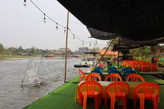 Van Vieng: Die Stadt ist bei Touristen beliebt, auch dank ihrer zahlreichen Bars und Restaurants entlang des Flusses Nam Song.