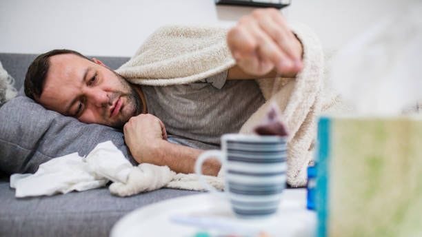 Tee trinken und schonen: Damit die Erkältung nicht verschleppt wird, sollten Sie Ihrem Körper Ruhe gönnen.