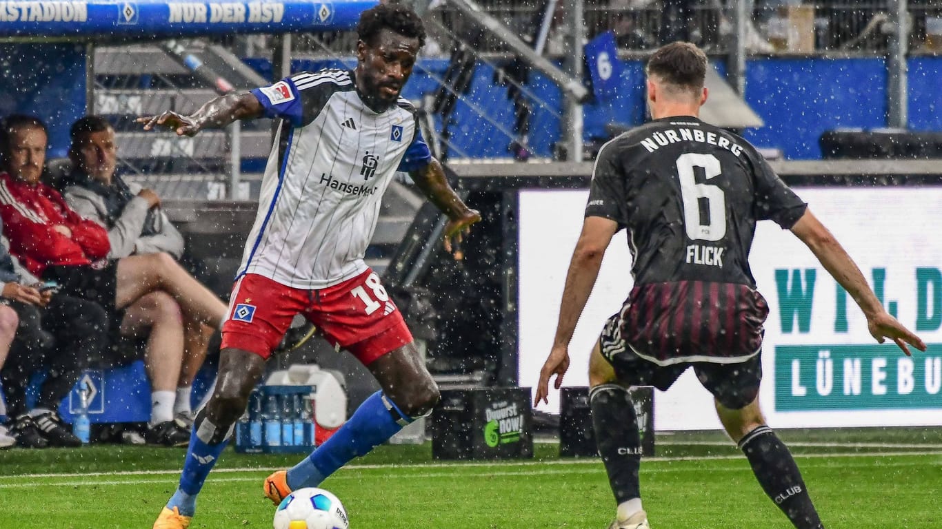 Bakery Jatta (l.) behauptet den Ball gegen Florian Flick (Archivbild): In der jüngeren Vergangenheit war Nürnberg einer der Lieblingsgegner des HSV.