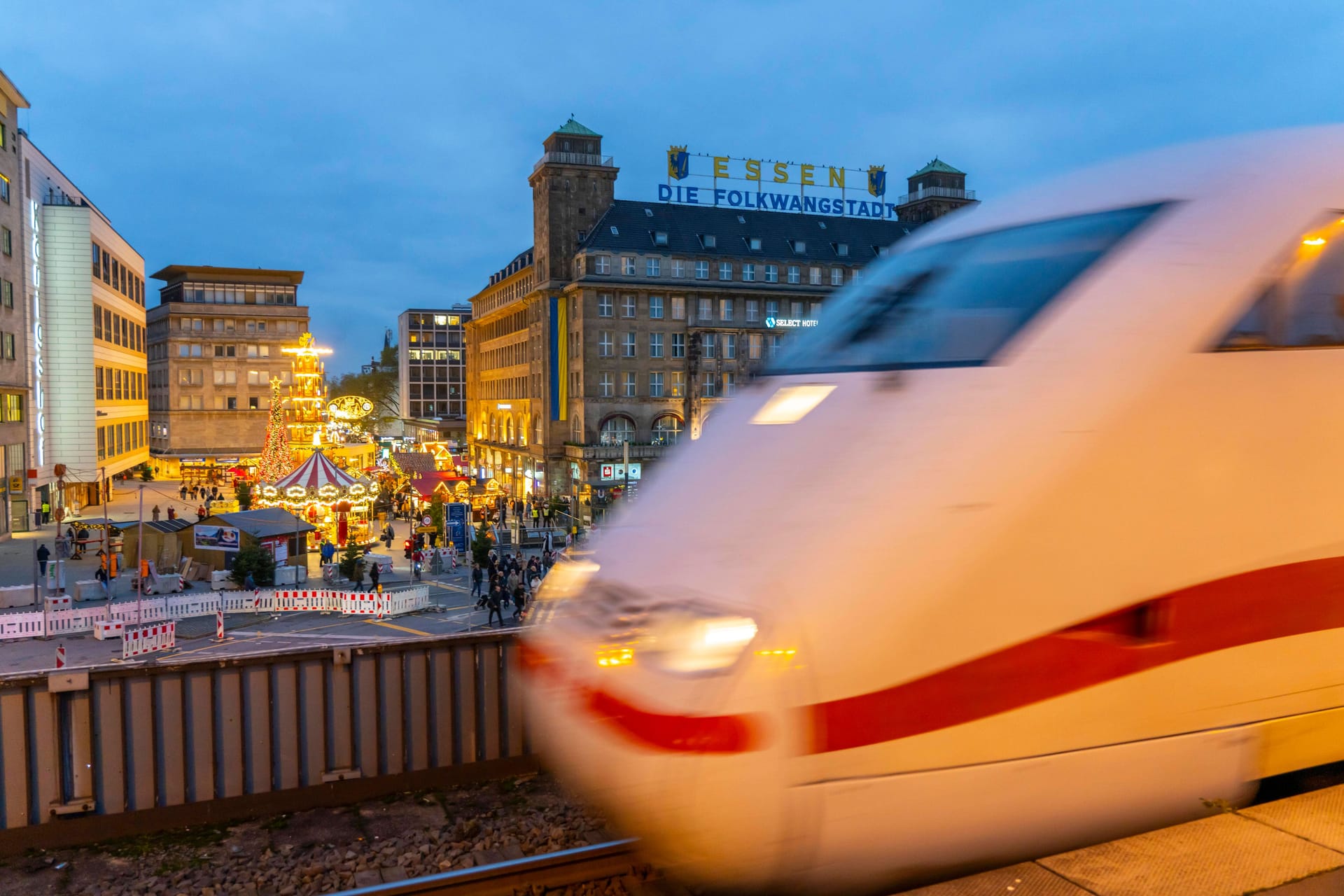 Weihnachtsreiseverkehr: Im Hauptbahnhof Essen fährt ein ICE der Bahn ein.