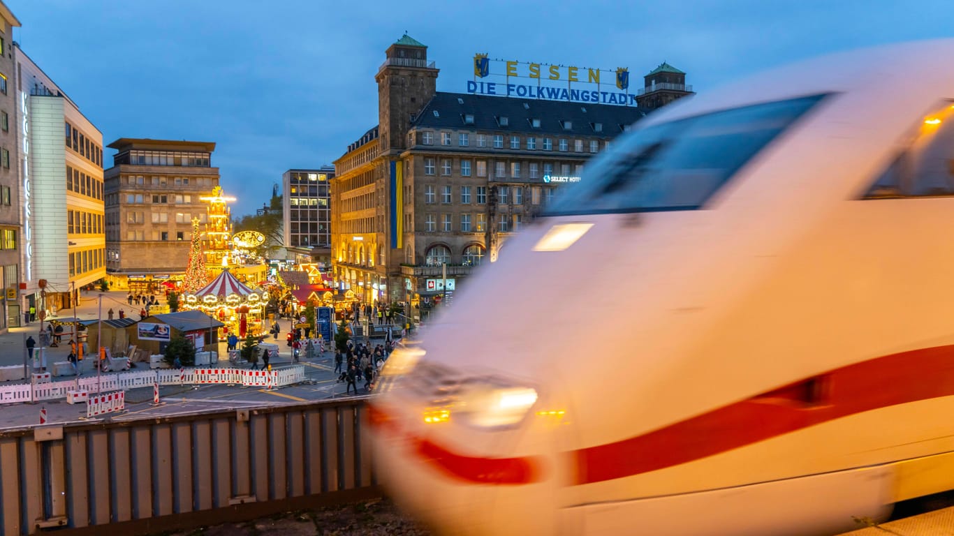 Weihnachtsreiseverkehr: Im Hauptbahnhof Essen fährt ein ICE der Bahn ein.