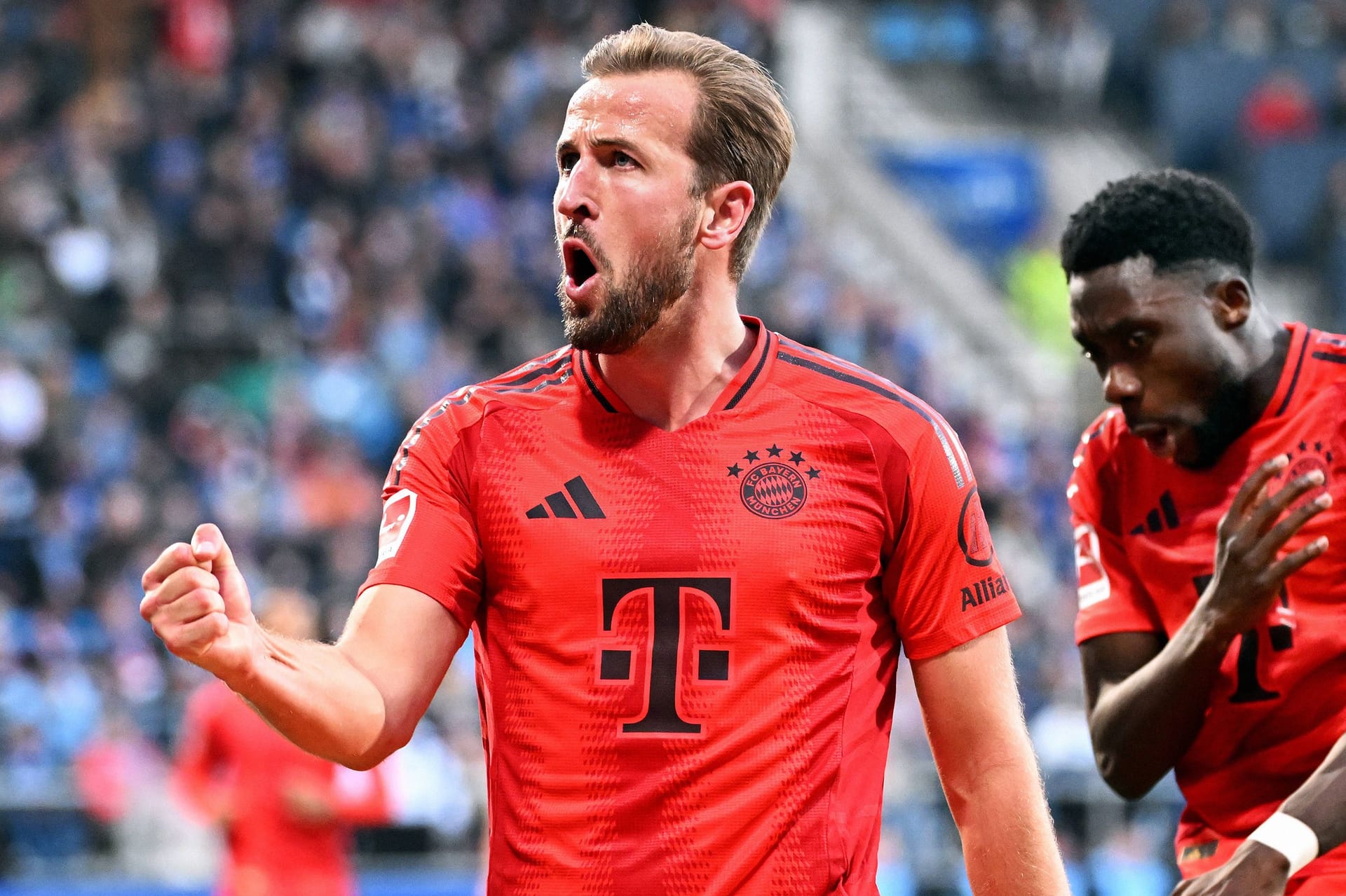 Harry Kane und Alphonso Davies (r.): Ob die Bayern wichtige Punkte sichern können?