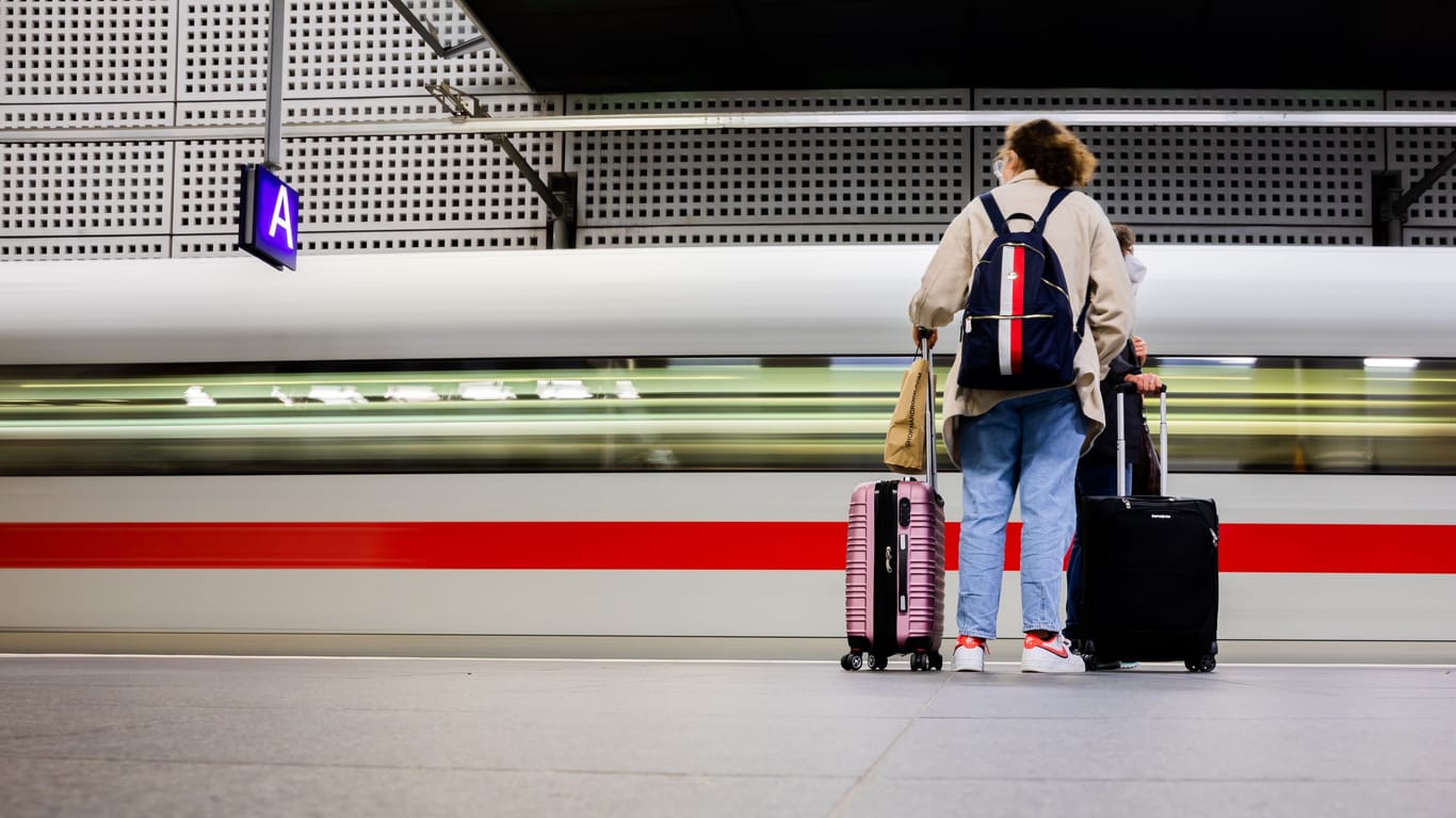 Reisende warten am Bahnsteig: Die Deutsche Bahn bringt mit ihrem Fahrplanwechsel zusätzliche Züge auf die Schiene.