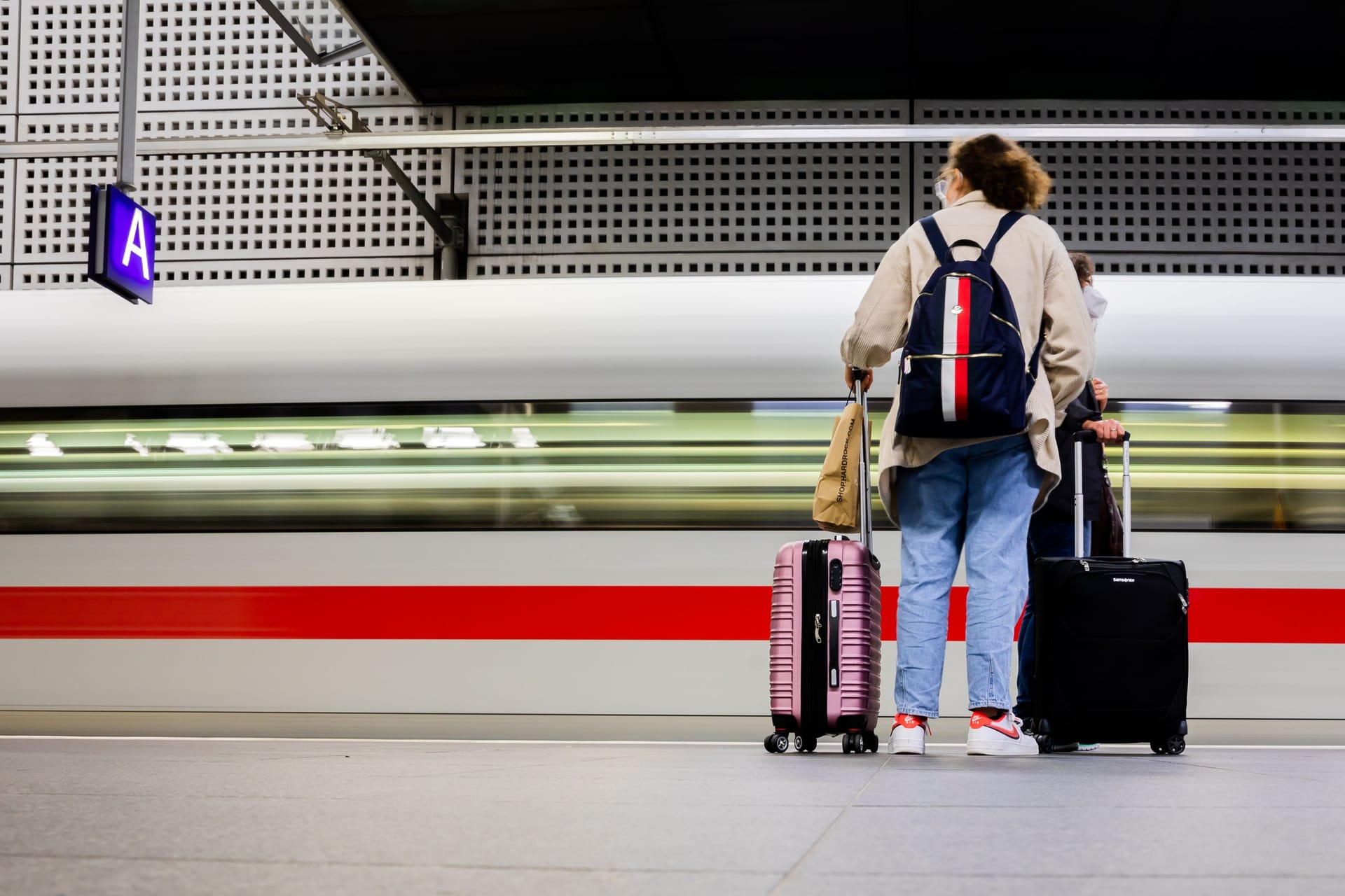 Reisende warten am Bahnsteig: Die Deutsche Bahn bringt mit ihrem Fahrplanwechsel zusätzliche Züge auf die Schiene.