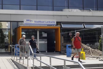 Badegäste am Stadtbad Lankwitz. (Archivfoto)