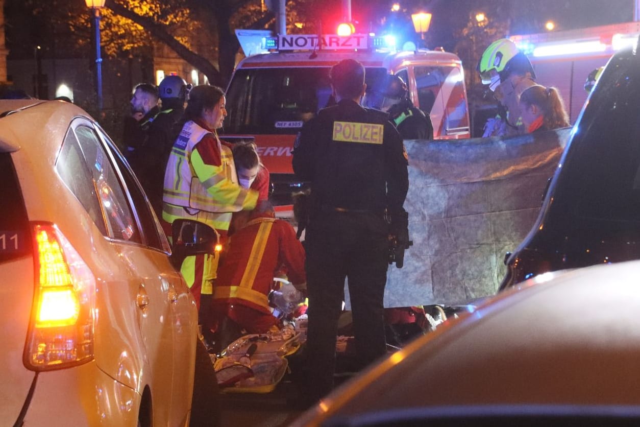 Rettungskräfte kümmern sich um den verletzten Mann in Kreuzberg.