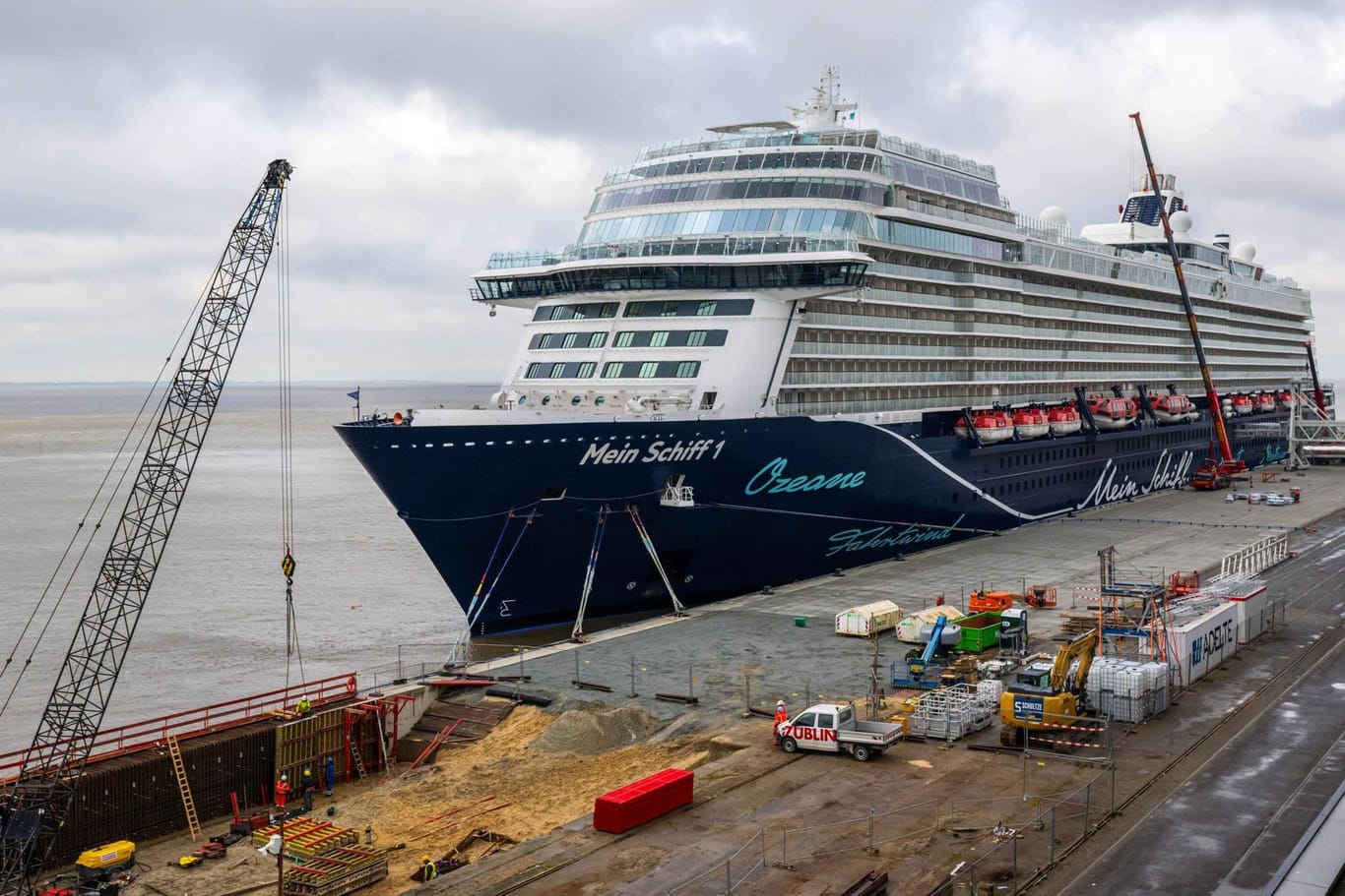 Das Kreuzfahrtschiff "Mein Schiff 1" liegt in Bremerhaven: Seit Ende 2021 war die Columbuskaje eine Baustelle.