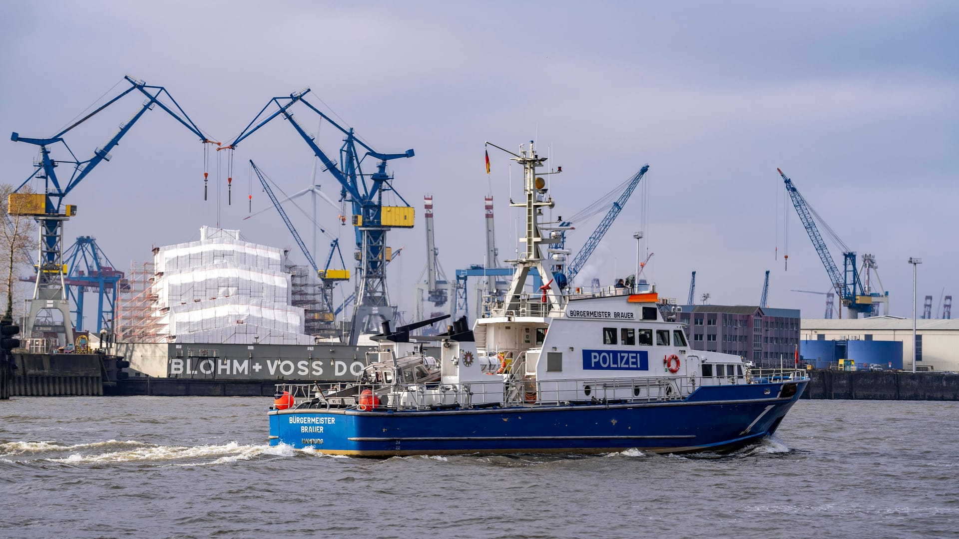 Das Vorgängerschiff "Bürgermeister Brauer" auf der Elbe in Hamburg: Das Polizeiboot wird nach mehr als 30 Jahren im Dienst abgelöst.