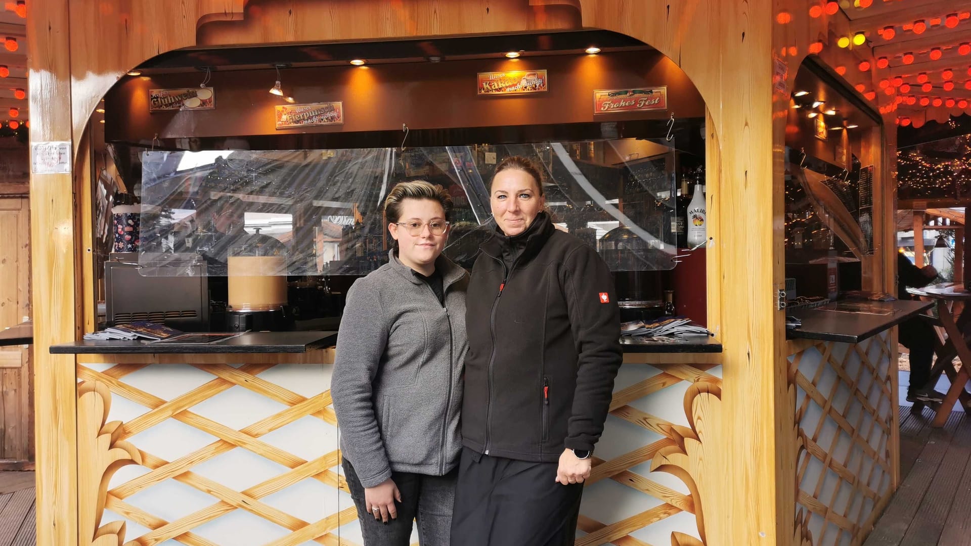 Sandy Mennecke (l.), Mitinhaberin der Glühweinpyramide auf der Kampstraße zusammen mit ihrer Arbeitskollegin Kerstin: "Die Sicherheitsmaßnahmen sind in Dortmund stark."