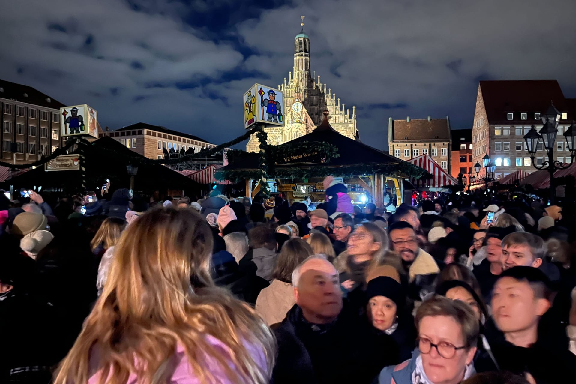 Das Gedränge zur Eröffnung des Nürnberger Christkindlesmarkts ist groß.