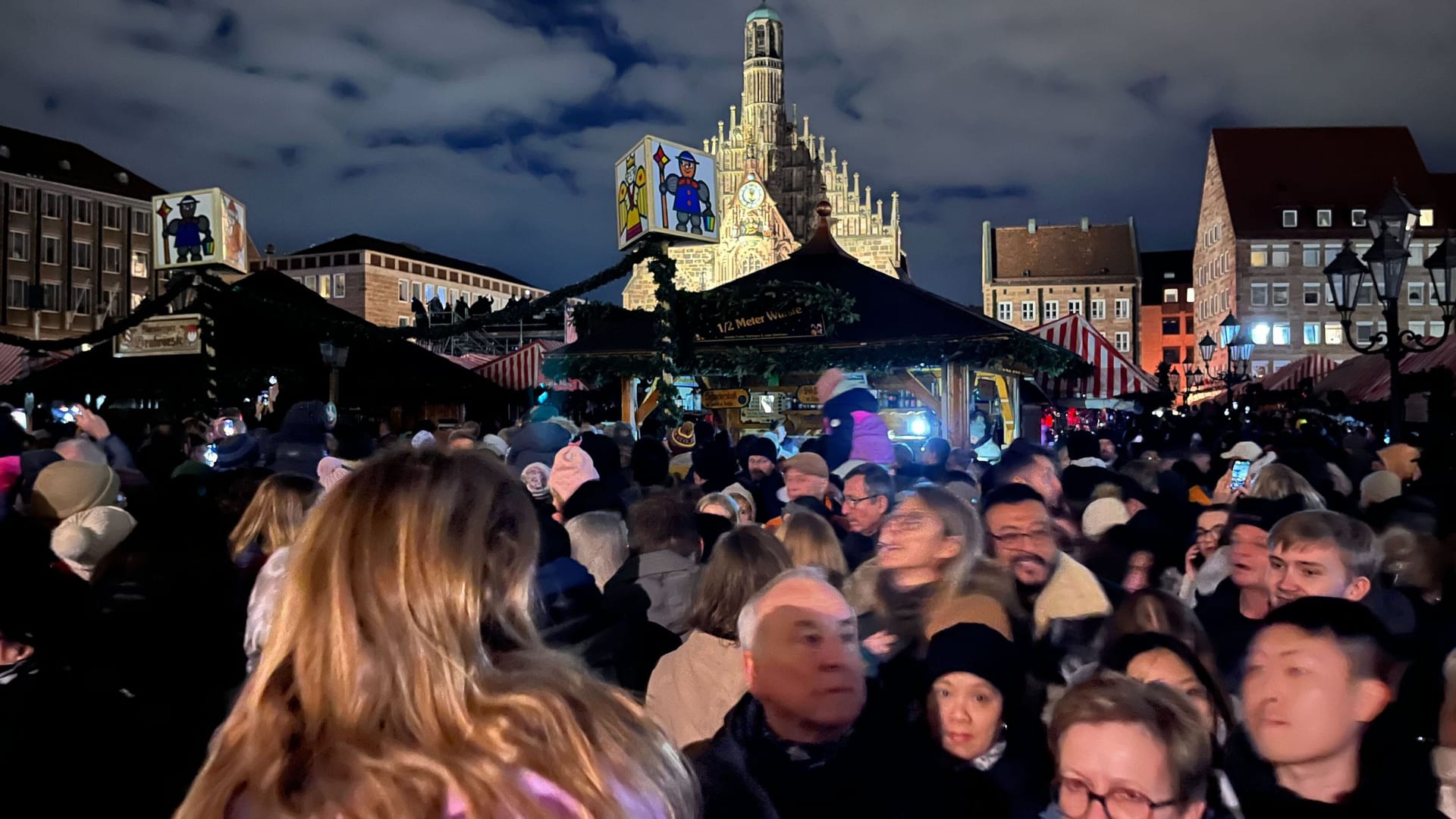 Das Gedränge zur Eröffnung des Nürnberger Christkindlesmarkts ist groß.