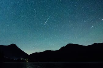 Leoniden: Eine Sternschnuppe leuchtet neben der Milchstraße am Himmel über dem Walchensee.