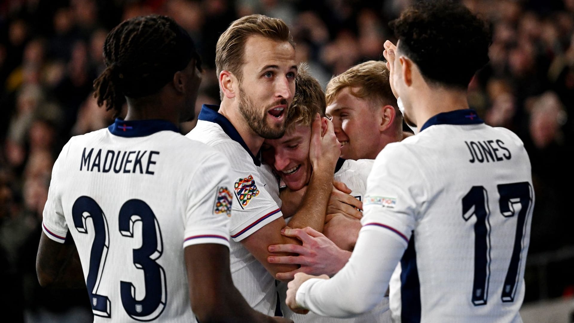 Leitete den Sieg ein: Harry Kane wird nach seinem Elfmetertor von seinen Teamkollegen gefeiert.