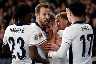 Leitete den Sieg ein: Harry Kane wird nach seinem Elfmetertor von seinen Teamkollegen gefeiert.