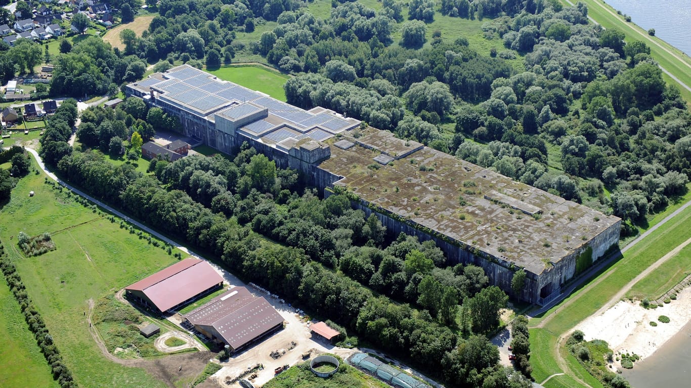 Luftbild zeigt den Bunker Valentin: Er wurde nie komplett fertiggestellt.