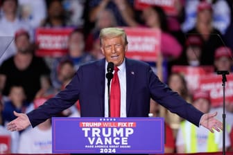 Donald Trump bei einer Wahlveranstaltung in der Van Andel Arena in Grand Rapids, Michigan