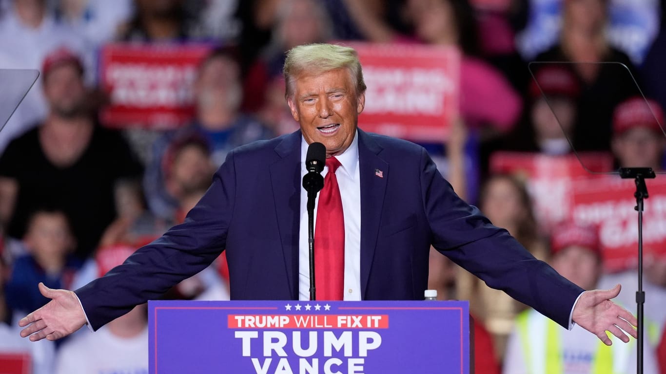 Donald Trump bei einer Wahlveranstaltung in der Van Andel Arena in Grand Rapids, Michigan