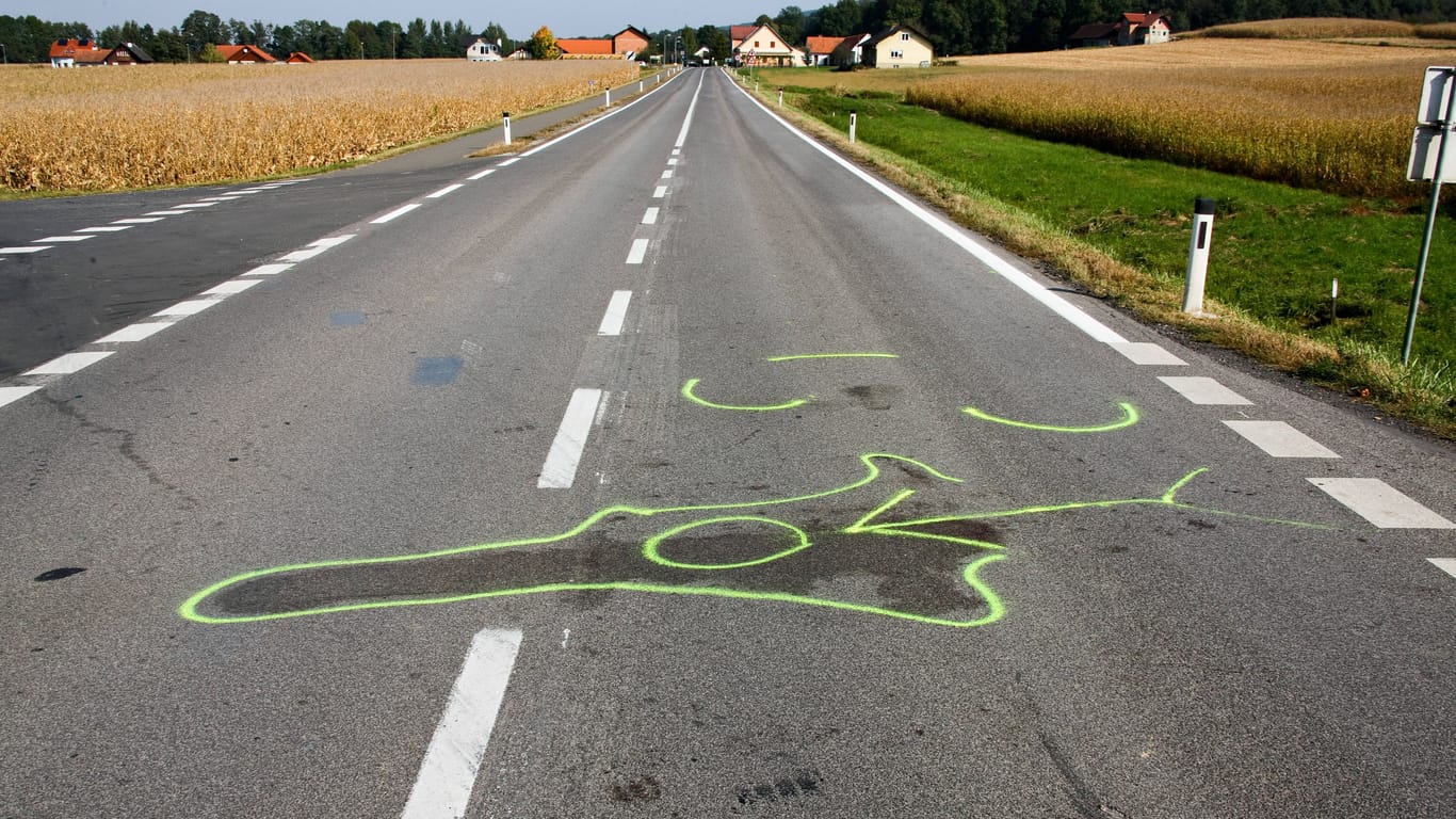 Markierungen auf einer Landstraße nach einem Unfall (Symbolbild): Die Polizei nimmt an, dass der Audi-Fahrer unter Alkoholeinfluss stand.