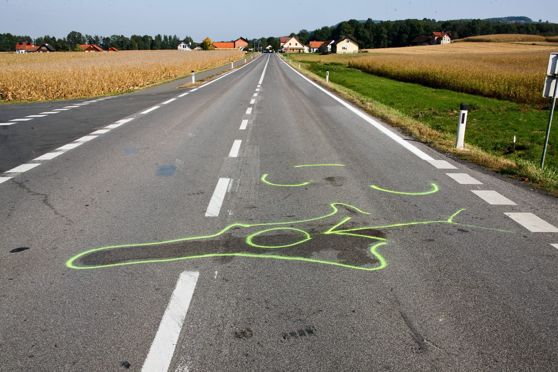 Markierungen auf einer Landstraße nach einem Unfall (Symbolbild): Die Polizei nimmt an, dass der Audi-Fahrer unter Alkoholeinfluss stand.