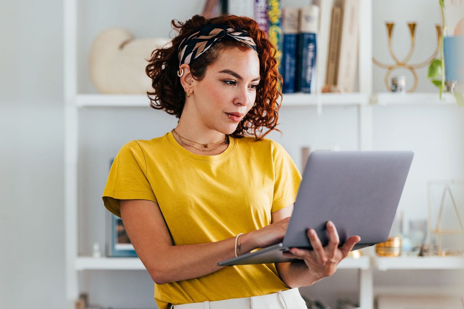 Eine Frau schaut auf ihren Laptop: Einmal aufgesetzt, können Sie die Tagesgeld-Alternative einfach laufen lassen.