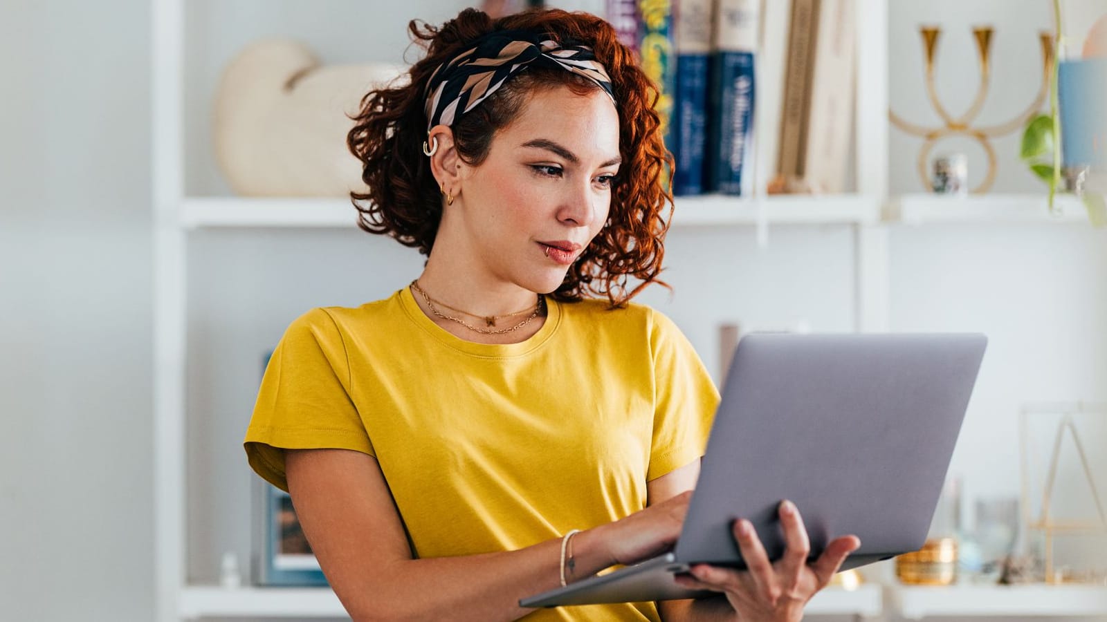 Eine Frau schaut auf ihren Laptop: Einmal aufgesetzt, können Sie die Tagesgeld-Alternative einfach laufen lassen.