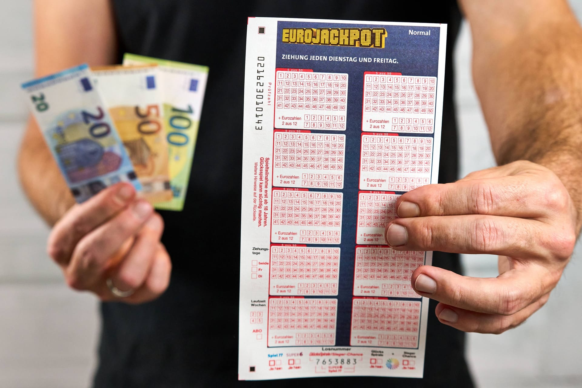 Eurojackpot und Geldscheine. (Symbolfoto)