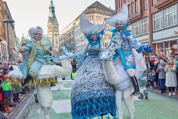 Stelzenläufer auf der Hamburger Weihnachtsparade: Die Paraden an allen vier Adventssamstagen sind ein festlicher Höhepunkt in der Innenstadt.