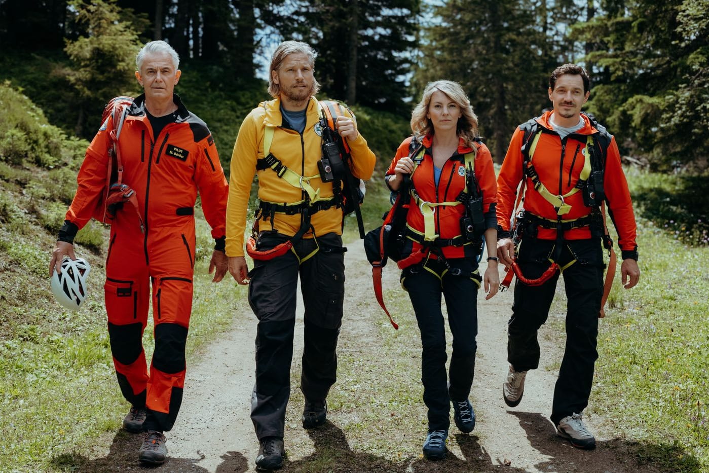 "Die Bergretter": Michi (Robert Lohr), Markus (Sebastian Ströbel), Katharina (Luise Bähr) und Tobi (Markus Brandl).