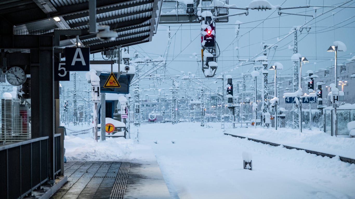 Komplett verschneite Gleise am Bahnhof in Pasing (Archivbild): Nach dem Wintereinbruch im Vorjahr kam es zu massiven Einschränkungen im Bahnverkehr.