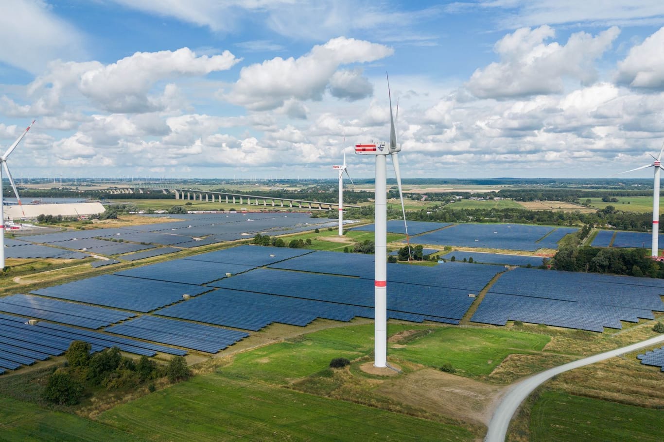 Solarpark und Windkraftanlagen