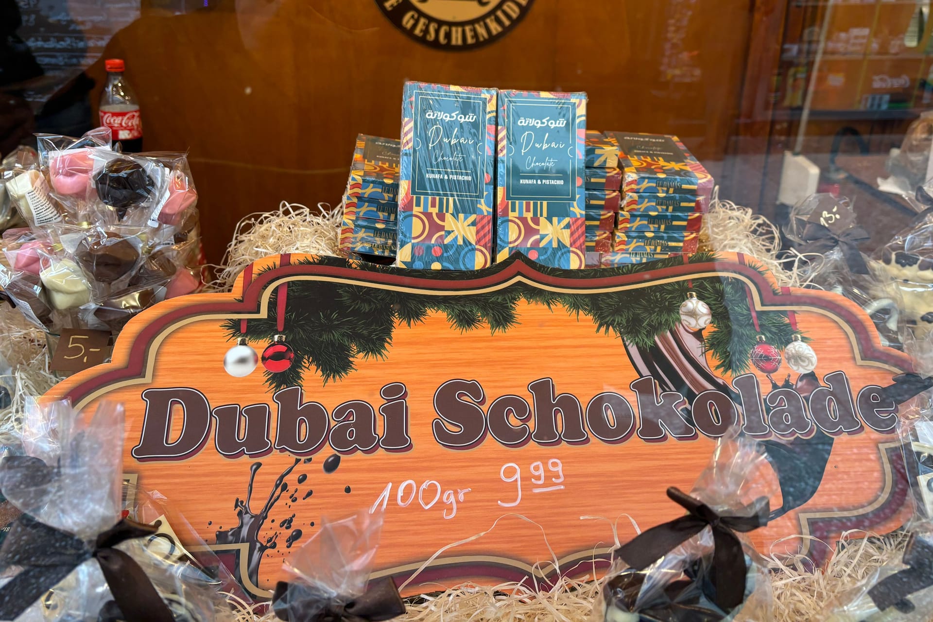 An einem Stand auf dem Frankfurter Weihnachtsmarkt wird die beliebte Dubai-Schokolade verkauft.