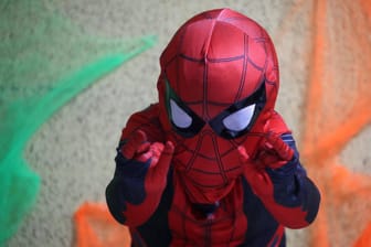 Kind im Spider-Man-Kostüm (Symbolbild): Ein Fünfjähriger erlitt eine Hirnblutung, als eine Heizung auf seinen Kopf fiel.