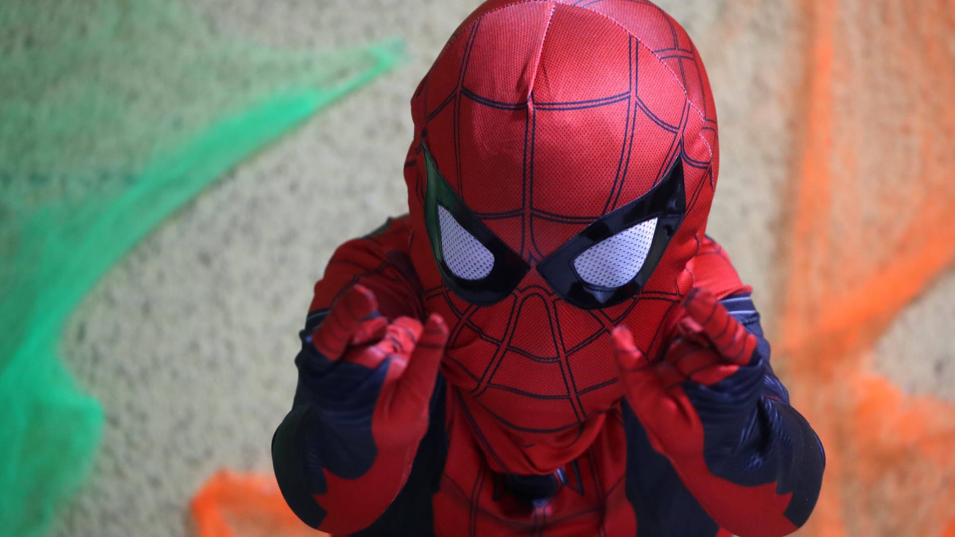 Kind im Spider-Man-Kostüm (Symbolbild): Ein Fünfjähriger erlitt eine Hirnblutung, als eine Heizung auf seinen Kopf fiel.