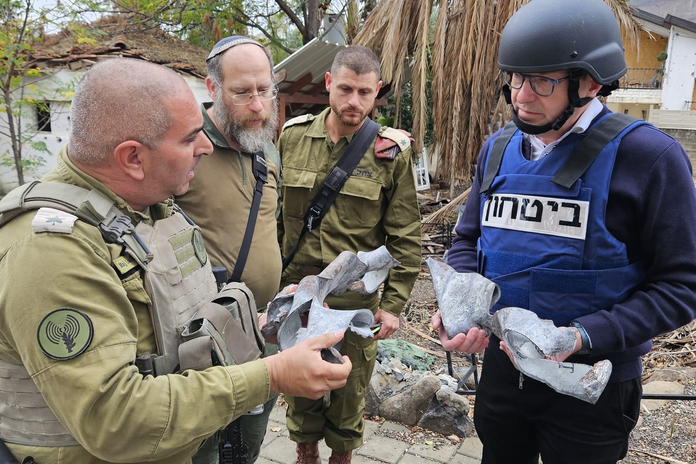 CSU-Landesgruppenchef Dobrindt (r.) besucht Grenzgebiet in Israel: Er fordert uneingeschränkte Solidarität.