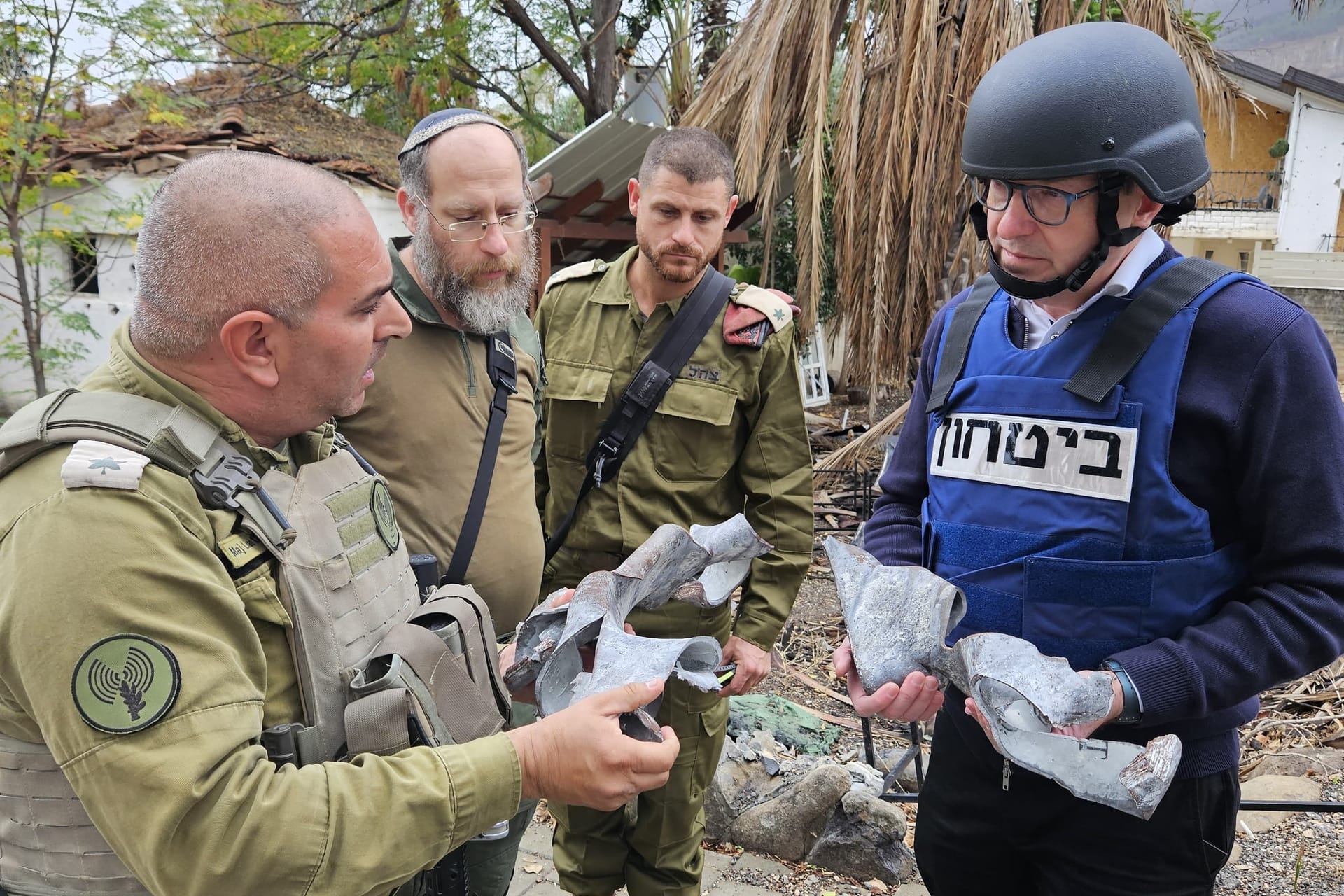 CSU-Landesgruppenchef Dobrindt (r.) besucht Grenzgebiet in Israel: Er fordert uneingeschränkte Solidarität.