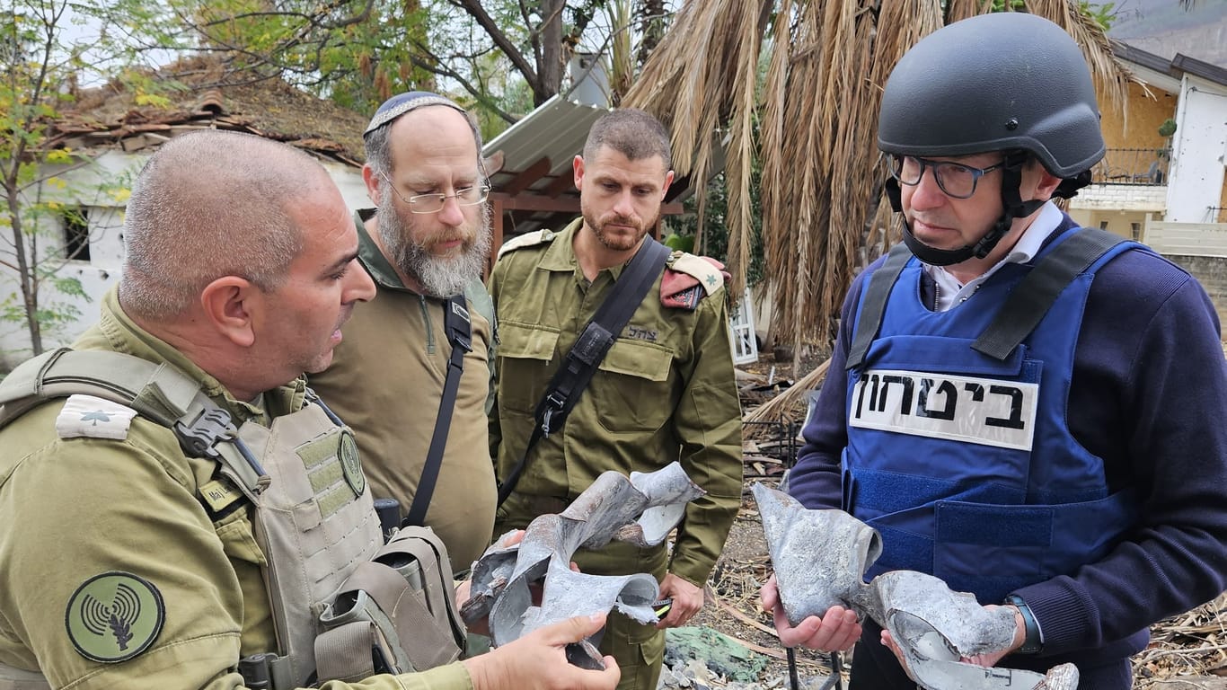 CSU-Landesgruppenchef Dobrindt (r.) besucht Grenzgebiet in Israel: Er fordert uneingeschränkte Solidarität.