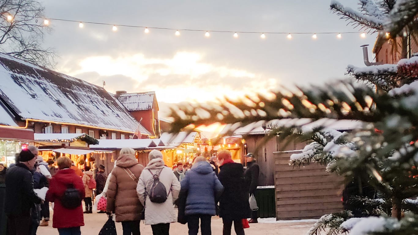 Impressionen vom Weihnachtsmarkt auf Gut Basthorst: Mit rund 250 Ausstellern zählt er zu den größten Norddeutschlands.