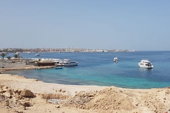 Badestrand in Hurghada (Archivbild): Hier sollte das gesunkene Schiff am Freitag wieder ankommen.