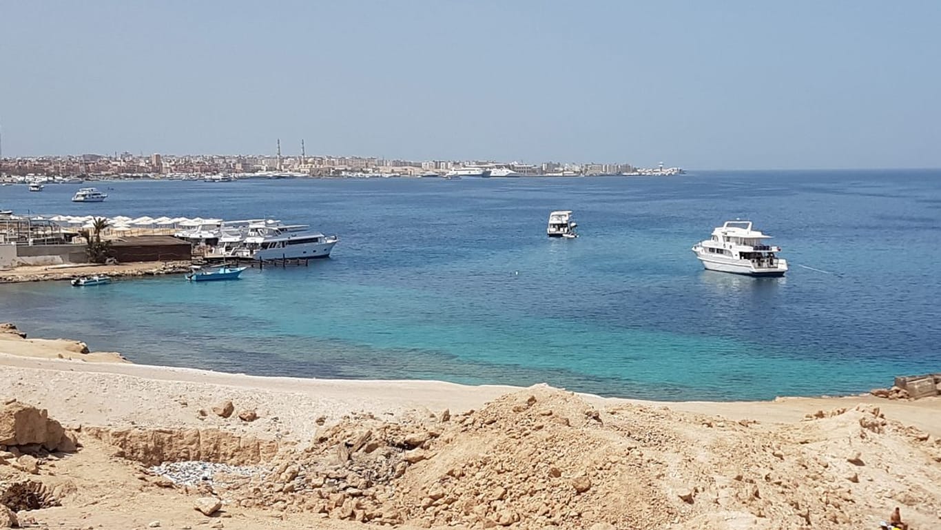 Badestrand in Hurghada (Archivbild): Hier sollte das gesunkene Schiff am Freitag wieder ankommen.