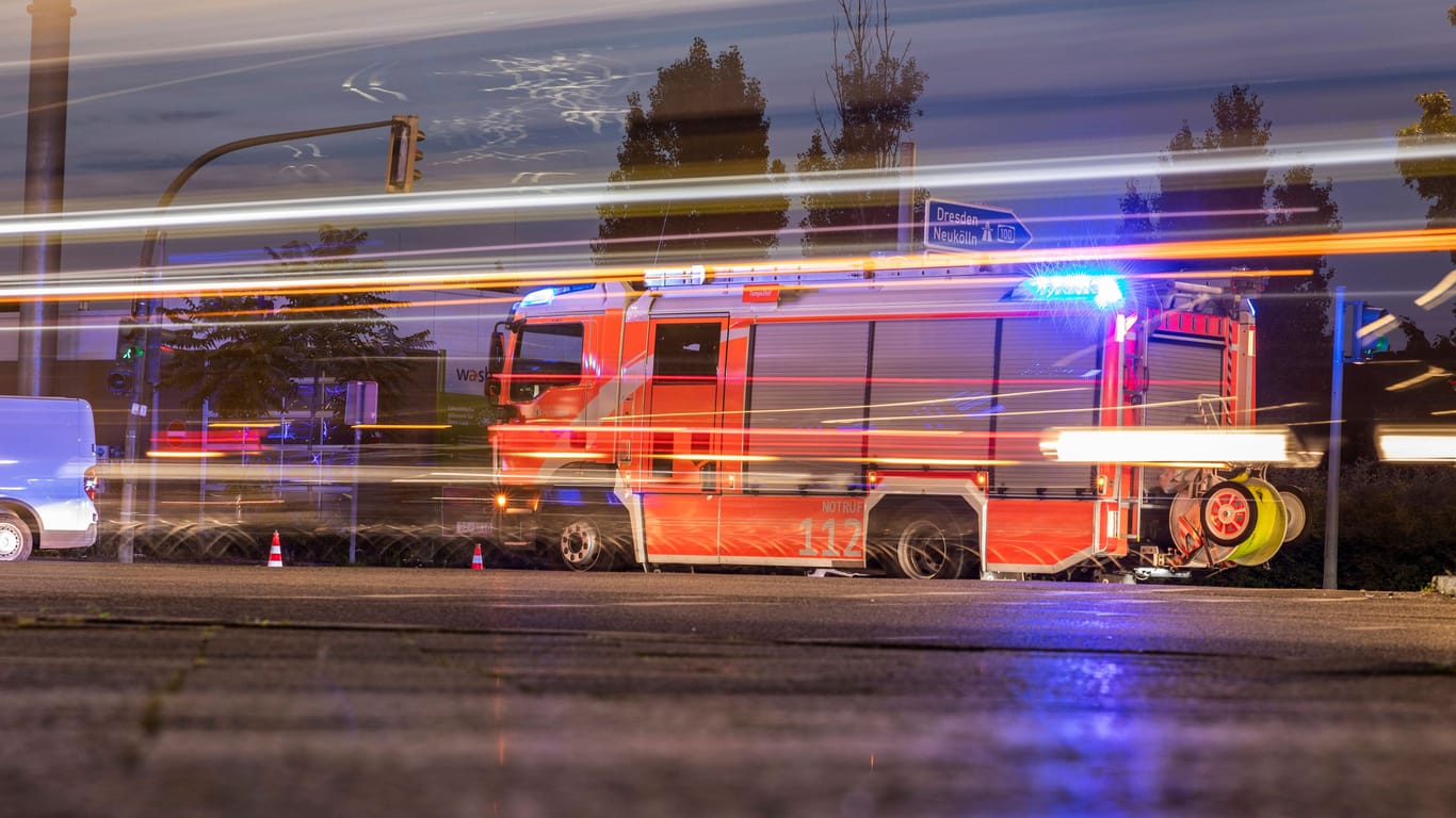 Feuerwehrfahrzeug (Archivbild): In Charlottenburg sind Einfachkräfte zu einem Großeinsatz ausgerückt.