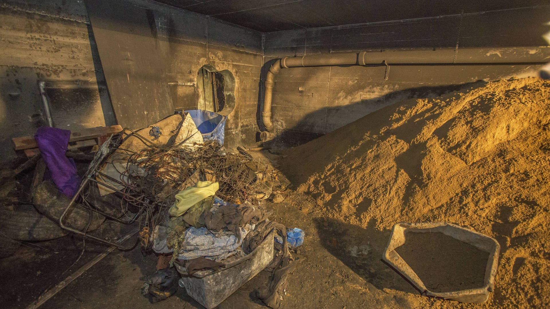 Tunneleingang in einer nahegelegenen Tiefgarage: 140 Tonnen Sand, die beim Bau anfielen, schafften die Täter unauffällig weg und verteilten ihn auf Baustellen.