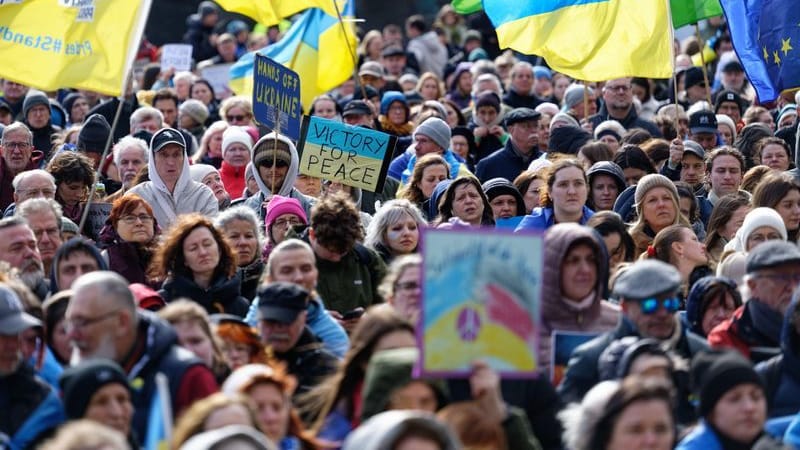 Mehrere tausend Teilnehmer gedenken der Opfer des Krieges in der Ukraine (Archivbild): Tausende Menschen wollen sich heute in Köln versammeln.