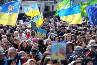 Mehrere tausend Teilnehmer gedenken der Opfer des Krieges in der Ukraine (Archivbild): Tausende Menschen wollen sich heute in Köln versammeln.