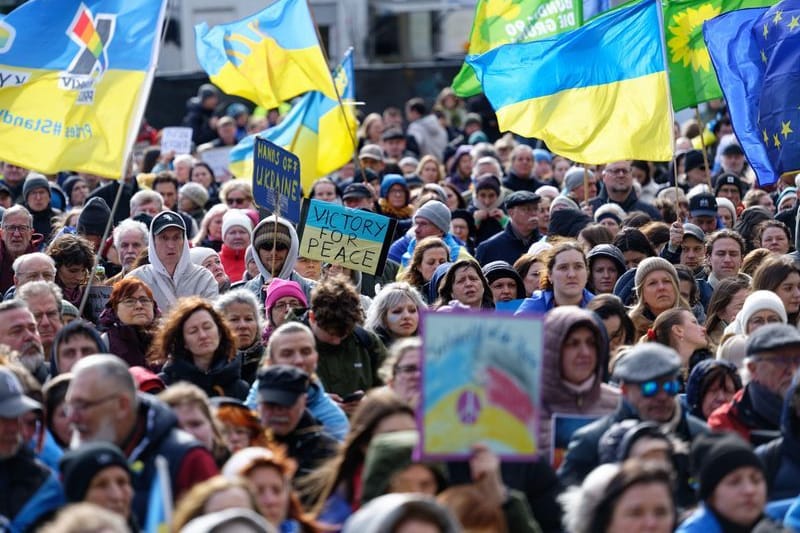 Mehrere tausend Teilnehmer gedenken der Opfer des Krieges in der Ukraine (Archivbild): Tausende Menschen wollen sich heute in Köln versammeln.