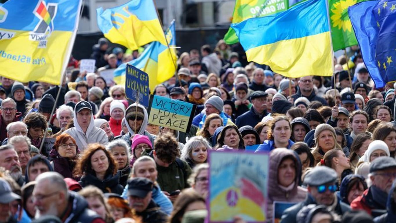 Mehrere tausend Teilnehmer gedenken der Opfer des Krieges in der Ukraine (Archivbild): Tausende Menschen wollen sich heute in Köln versammeln.