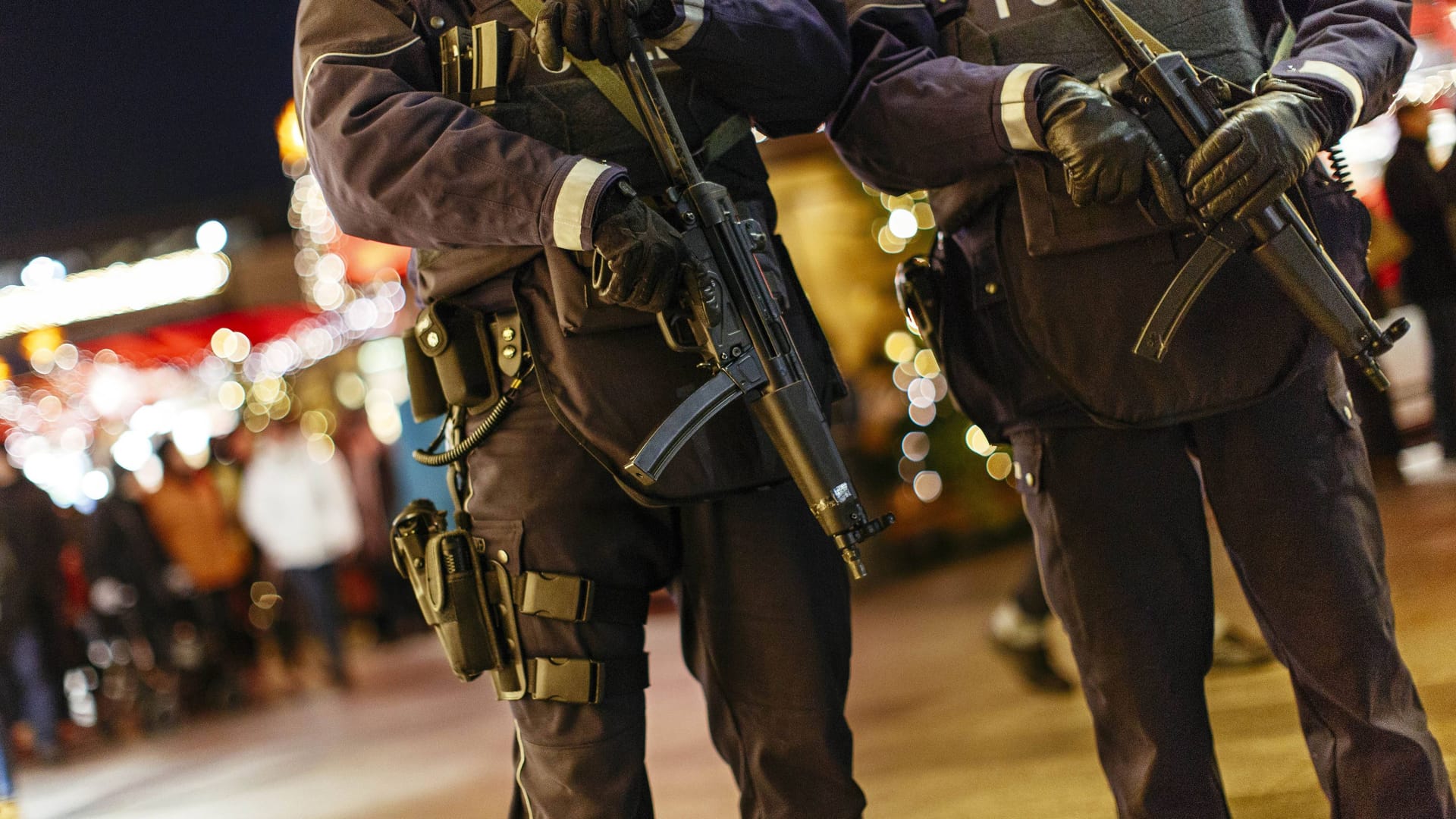 Polizisten stehen an einem Weihnachtsmarkt (Symbolbild): In Köln gab es eine Räumung.