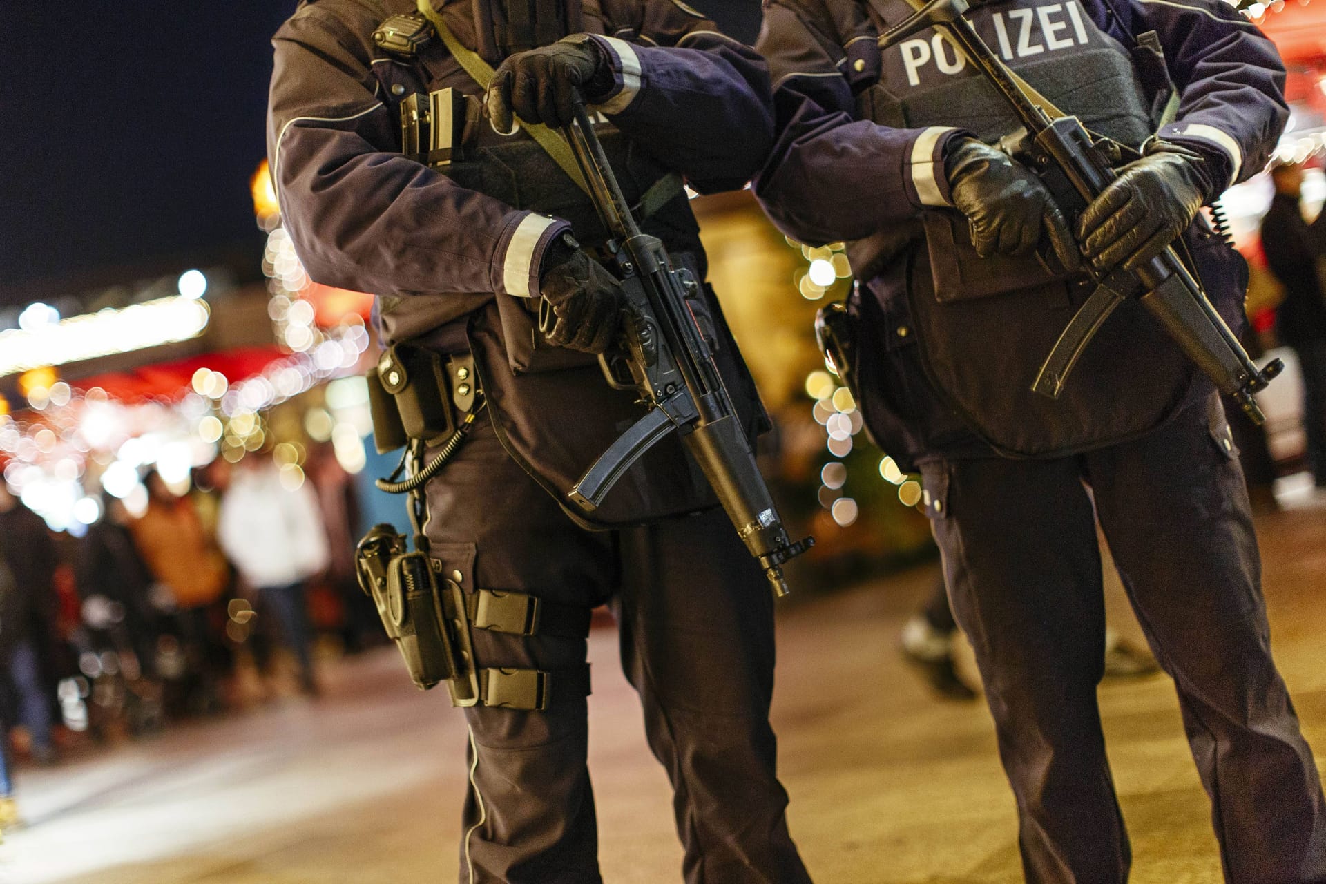 Polizisten stehen an einem Weihnachtsmarkt (Symbolbild): In Köln gab es eine Räumung.