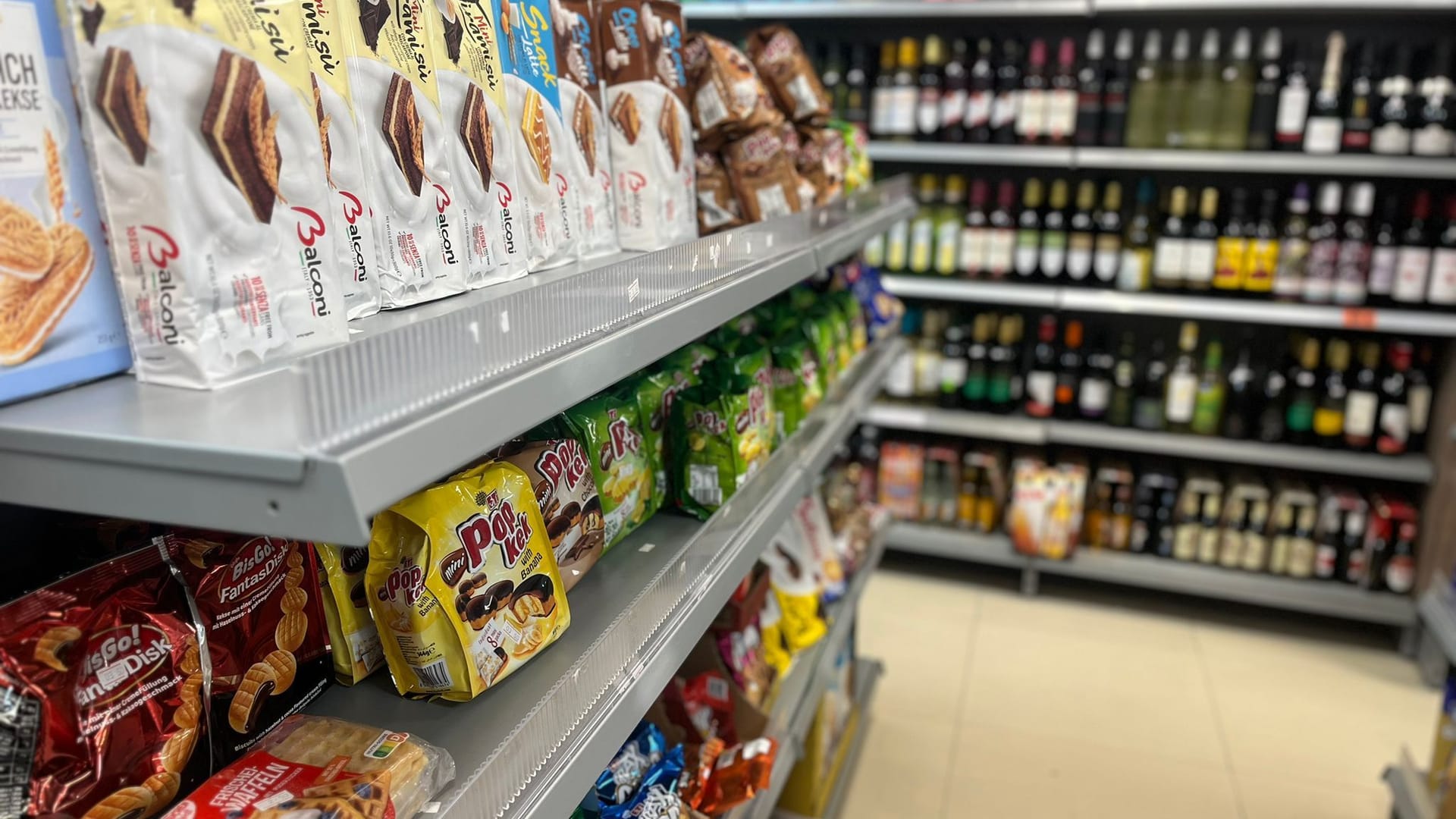 Snacks und Getränke in einem Kiosk in der Innenstadt: An Sonntagen dürfen Kioske in Aachen nur öffnen, wenn sie zum Beispiel Backwaren oder Zeitschriften verkaufen.