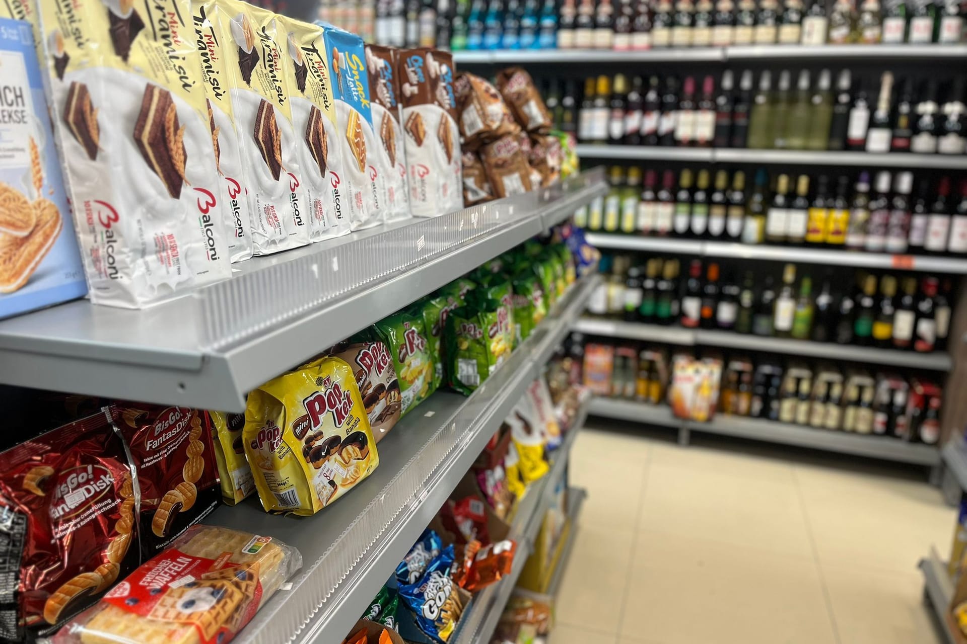 Snacks und Getränke in einem Kiosk in der Innenstadt: An Sonntagen dürfen Kioske in Aachen nur öffnen, wenn sie zum Beispiel Backwaren oder Zeitschriften verkaufen.